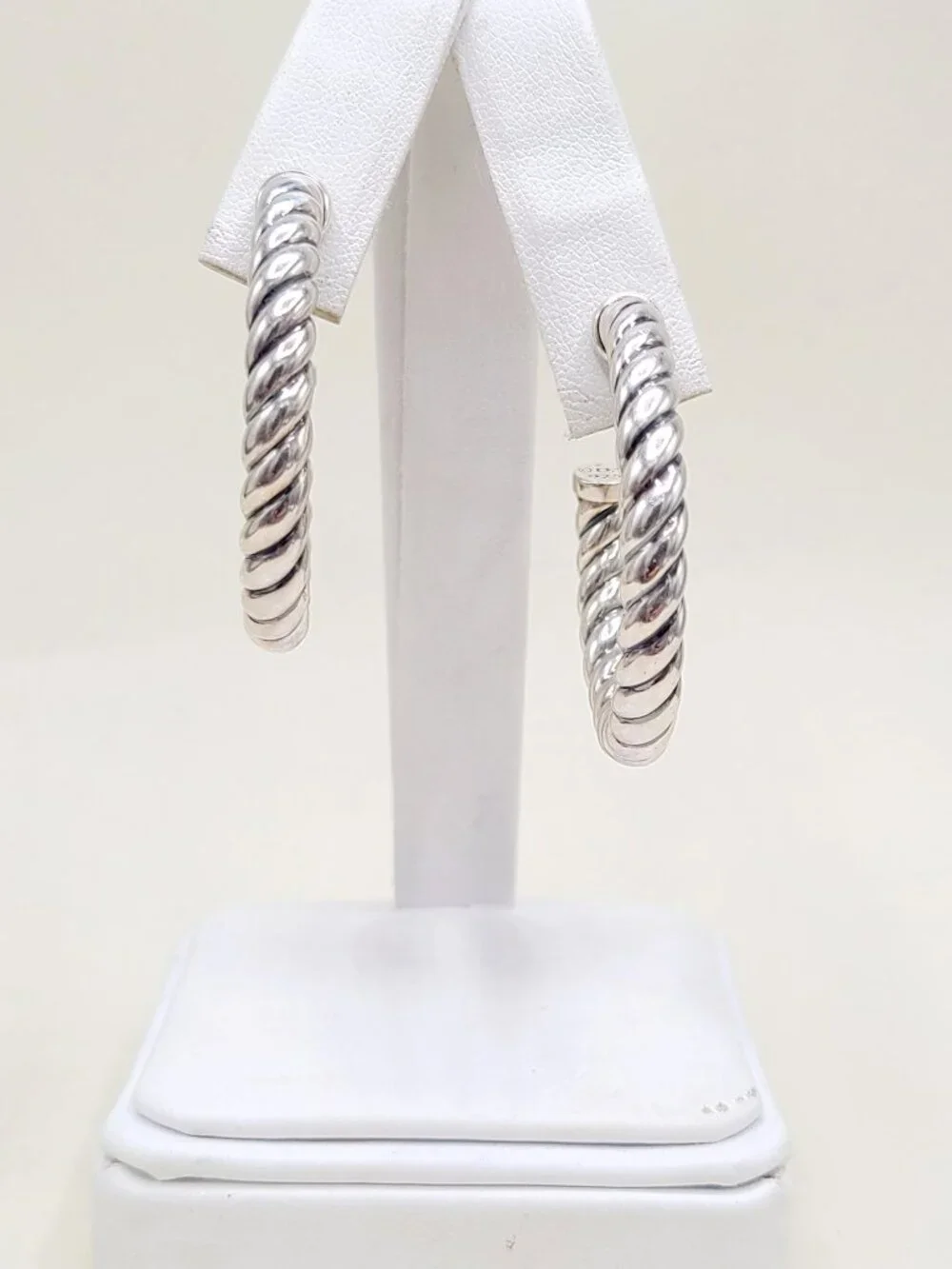 David Yurman Sculpted Hoop Earrings in Sterling Silver - Picture 2 of 8